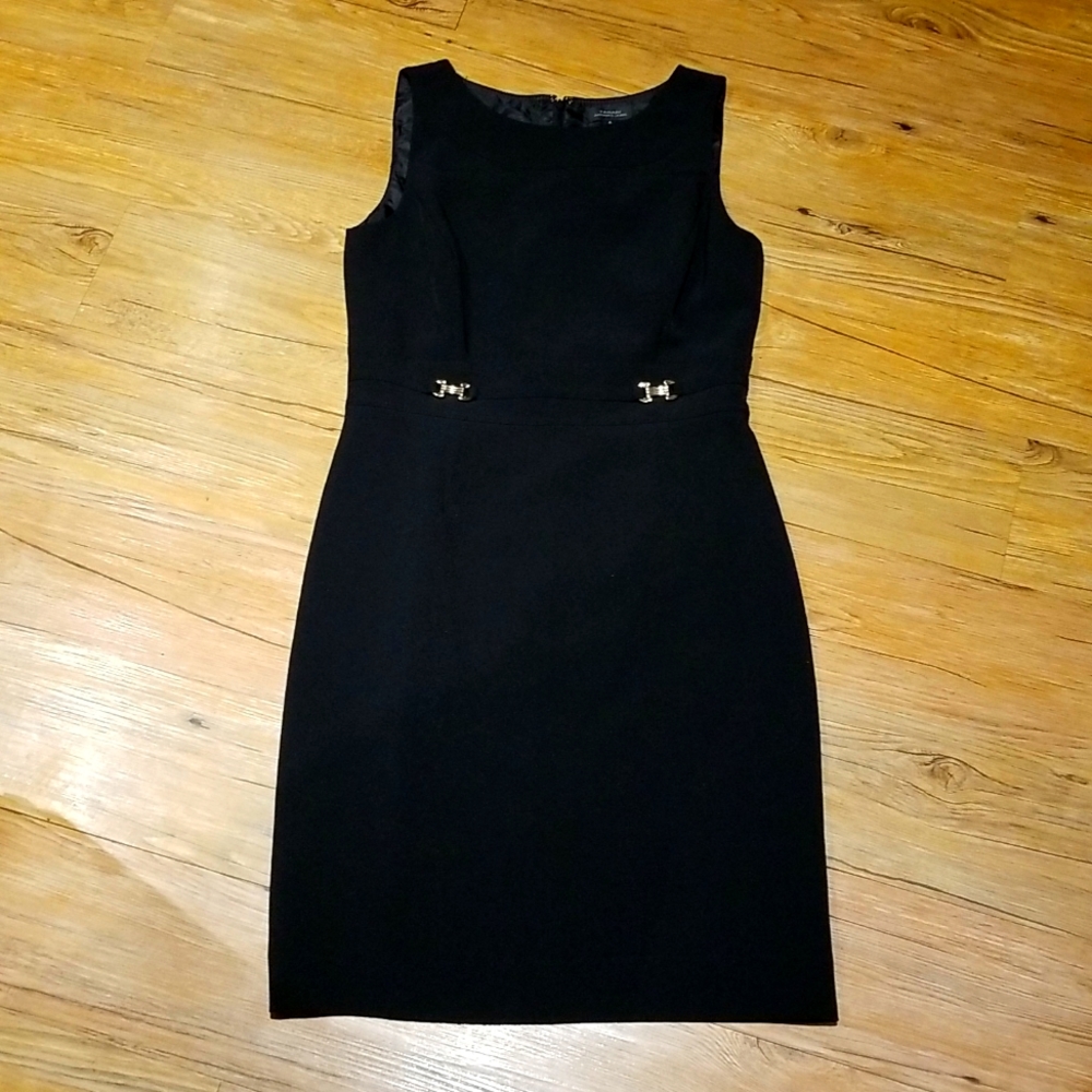 EUC Tahari black sleeveless dress w/gold accents at waist back zip sz 6